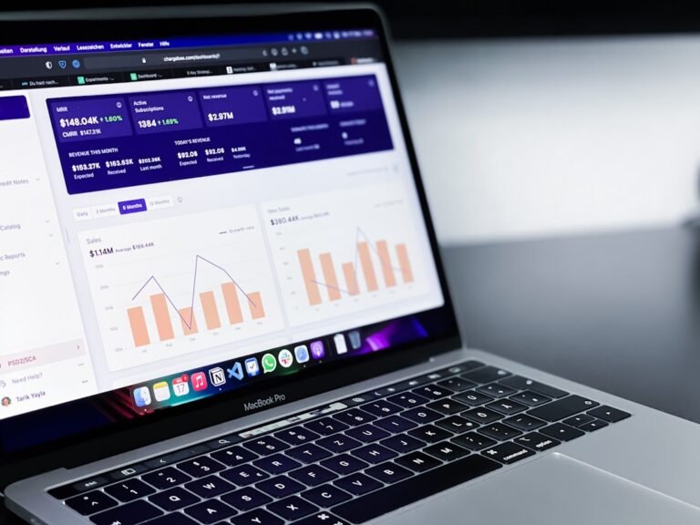 حاسوب محمول يُستخدم لإدارة المشاريع ومتابعة سير العمل