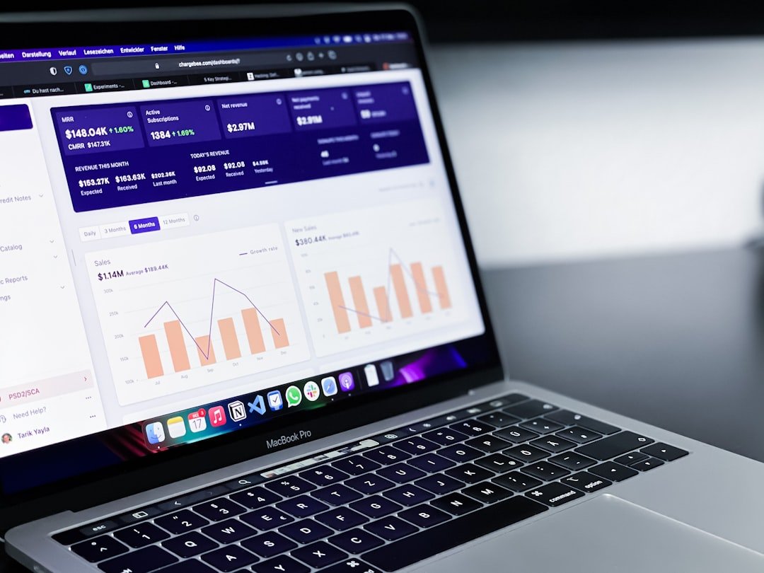 حاسوب محمول يُستخدم لإدارة المشاريع ومتابعة سير العمل